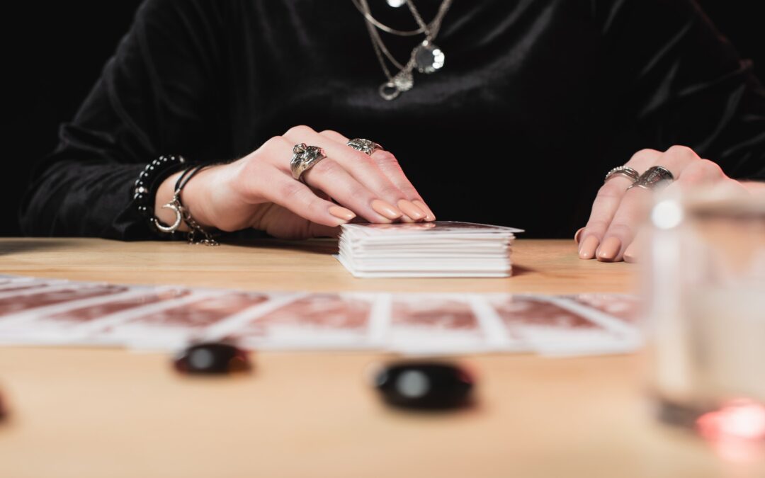 Les techniques de tirage de tarot en voyance gratuite par chat